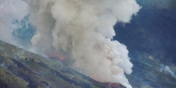 На Камчатке пилот посадил вертолет на вулкан и умер