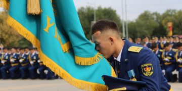 Более ста выпускников летного вуза получили офицерское звание