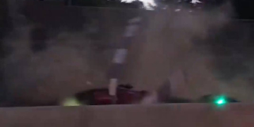 Вертолет санавиации упал на шоссе в США