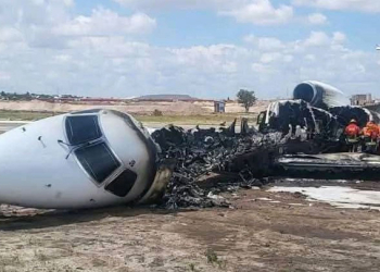 Самолет с чиновниками на борту загорелся после посадки в Конго