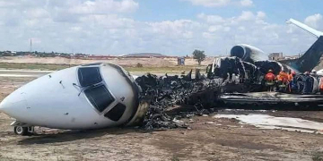 Самолет с чиновниками на борту загорелся после посадки в Конго