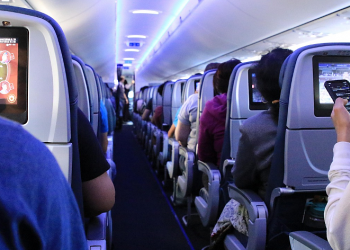 Иностранку оштрафовали на 200 тысяч тенге за курение в самолете