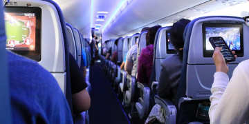 Иностранку оштрафовали на 200 тысяч тенге за курение в самолете
