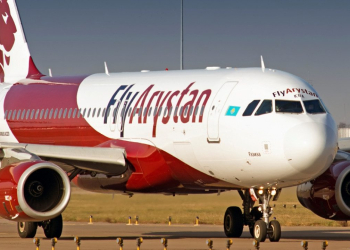 С рейса FlyArystan сняли пассажира с ребенком: авиакомпанию обвиняют в необоснованных действиях