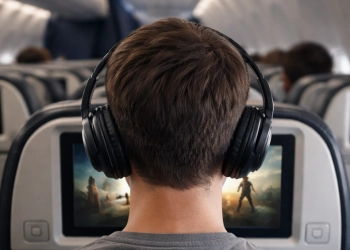 Пассажиров без наушников могут внести в «чёрный список» авиакомпаний