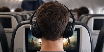 Пассажиров без наушников могут внести в «чёрный список» авиакомпаний