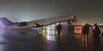 Пассажирский самолет столкнулся с пожарной машиной в аэропорту в Нью-Йорке